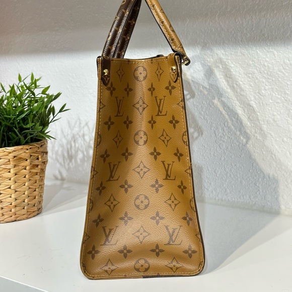 Louis Vuitton Monogram Canvas OnTheGo MM Shoulder Bag Totes - Picture 4 of 11